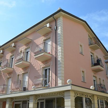 Residence Uno Studio&Suites Rimini Luaran gambar