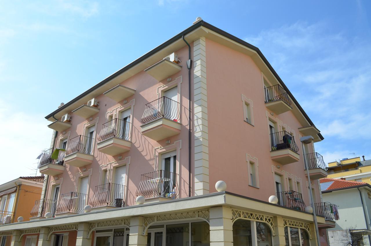Residence Uno Studio&Suites Rimini Luaran gambar